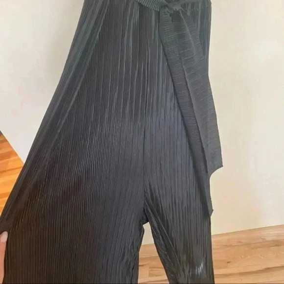 Boohoo  with belt jumpsuit.Pleated - Picture 5 of 9